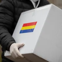 Mergeau cu urna mobilă la spital, dar pe stradă au împărțit buletine de vot. Cu ce s-au ales? - Foto: INQUAM Photos/ Ilona Andrei/ Imagine cu caracter ilustrativ