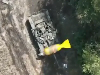 O dronă ucraineană a aruncat o bombă exact printr-un orificiu deschis al unui tanc rusesc/FOTO: Captura video/Twitter