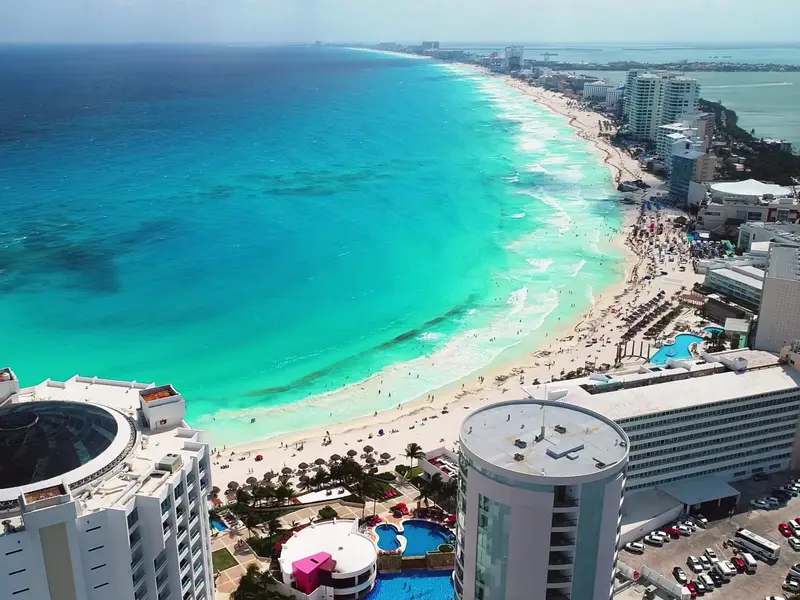 Plajele din Cancun, cea mai populară staţiune în rândul turiştilor străini, au fost luate cu asalt de "springbreakers", americani care profită de vacanţa de primăvară - Foto: Public Domain Pictures/ CC0 1.0 Universal (CC0 1.0)