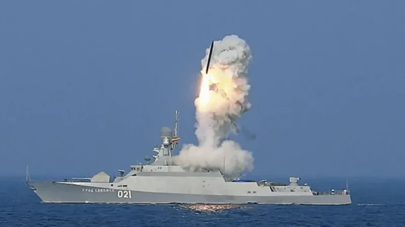 Lansarea unei rachete de tip Kalibr de pe o navă de suprafață. Sursă foto: Ministerul Apărării din Rusia