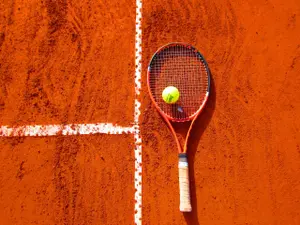 Paletă și minge de tenis- Foto: PEXELS PHOTOS