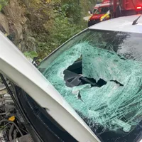 Accident groaznic, în Defileul Jiului: O stâncă a strivit o Dacie. / Foto: infotraficromania.ro