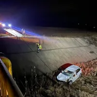 Doi tineri au zburat 30 m cu o Skoda și s-au răsturnat într-un râu. Mașina a sunat la 112. - Foto: Facebook/Radar Botoșani