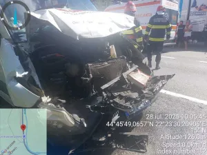 Plan roșu de intervenție! Un microbuz cu 8 pasageri și un TIR s-au lovit frontal pe DN6 - Foto: news.ro
