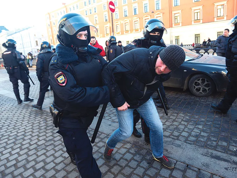 Polițiștii ruși au arestat în masă participanți la protestele anti-război din Sankt Petersburg - Foto: Getty Images