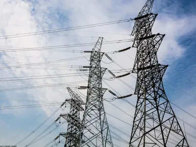 Stâlpi de înaltă tensiune - Foto: Magnific.com/evening_tao