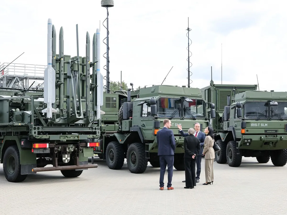 Ministrul federal al Economiei, Katherina Reiche și Helmut Rauch, directorul general al Diehl Defence, în fața sistemelor IRIS-T SLM - Foto: Profimedia Images