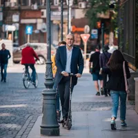 Kelemen Hunor, liderul UDMR, circulând pe trotineta electrică Foto: Facebook