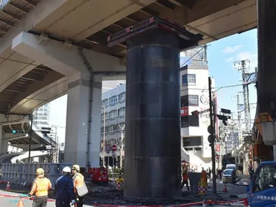 Un cilindru misterios cu înălțimea unei clădiri cu patru etaje a ieşit brusc din pământ în Japonia