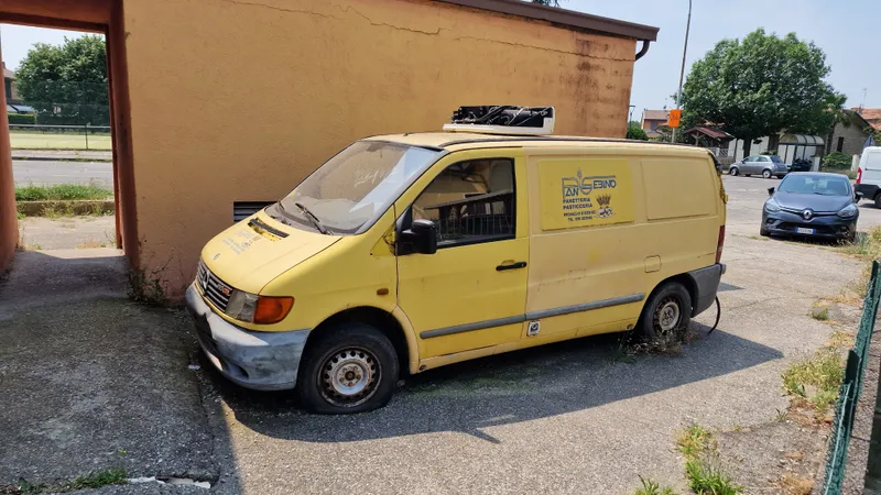 O hală în paragină se află acolo unde este sediul unei alte afaceri conduse de Ionel Arsene și Gheorghe Vlasie în Italia Foto: NWR