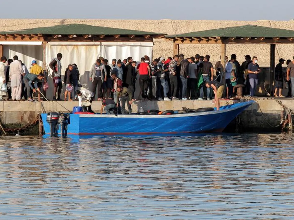 Mai mulți migranți coboară dintr-o barcă în care au călătorit/FOTO: Reuters