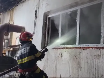 VIDEO Incendiu în Prahova, la o fabrică de prelucrare a lemnului. E fum dens, pompierii acţionează - Foto: captură video Facebook/Ştiri Actuale