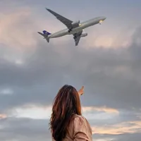 Avion în zbor, urmărit de o tânără de la sol - Foto: Pexels (cu rol ilustrativ)