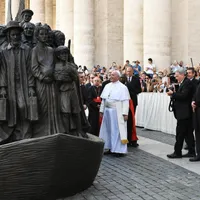 Papa Francisc a inaugurat o statuie dedicată migranților, la Vatican. Sursa foto: NY Times