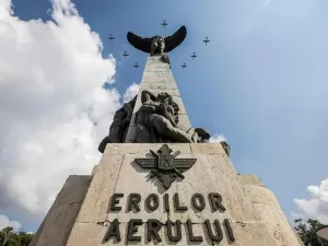 Astăzi este Ziua Aviației Române și a Forțelor Aeriene. Ceremonie cu diferite aeronave, la București - Foto: INQUAM Photos/ Octav Ganea - Imagine cu rol ilustrativ