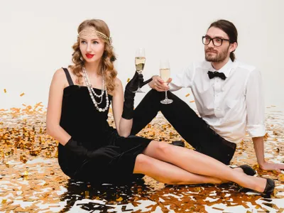 Cuplu ciocnește șampanie - Foto: Freepik (rol ilustrativ)