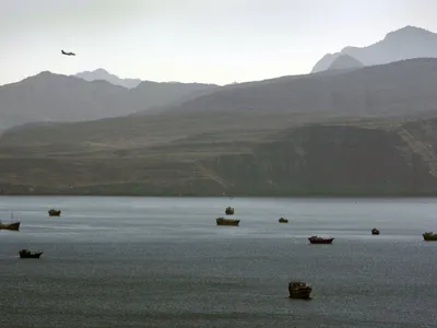 10 nave de transport blocate la intrarea în Strâmtoarea Ormuz, lângă oraşul Khasab, din Oman - Foto: Profimedia Images