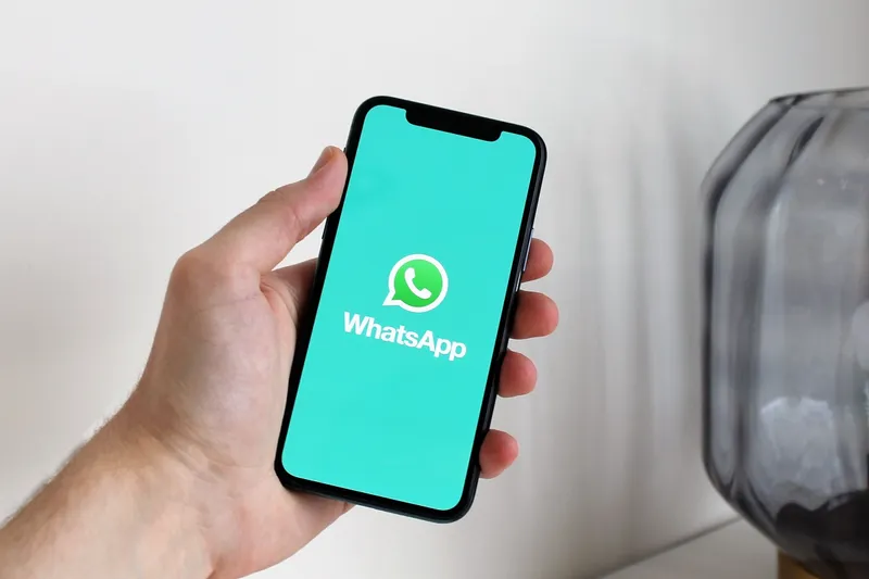 Smartphone cu aplicația WhatsApp