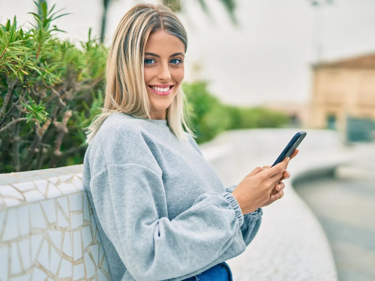 Femeie la telefon - Foto: Freepik