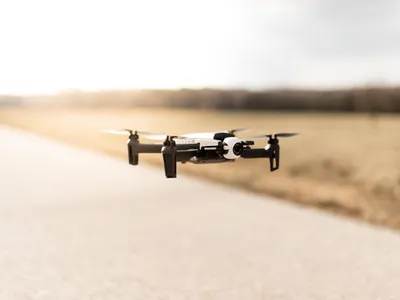 Dronă care zboară - Foto: Freepik (rol ilustrativ)