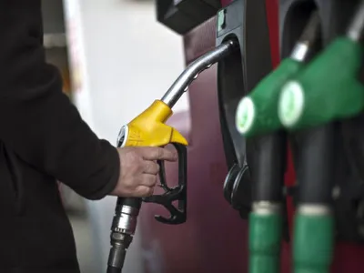 Caz unic în Europa: De ce carburanţii se scumpesc în România, deși petrolul se ieftineşte