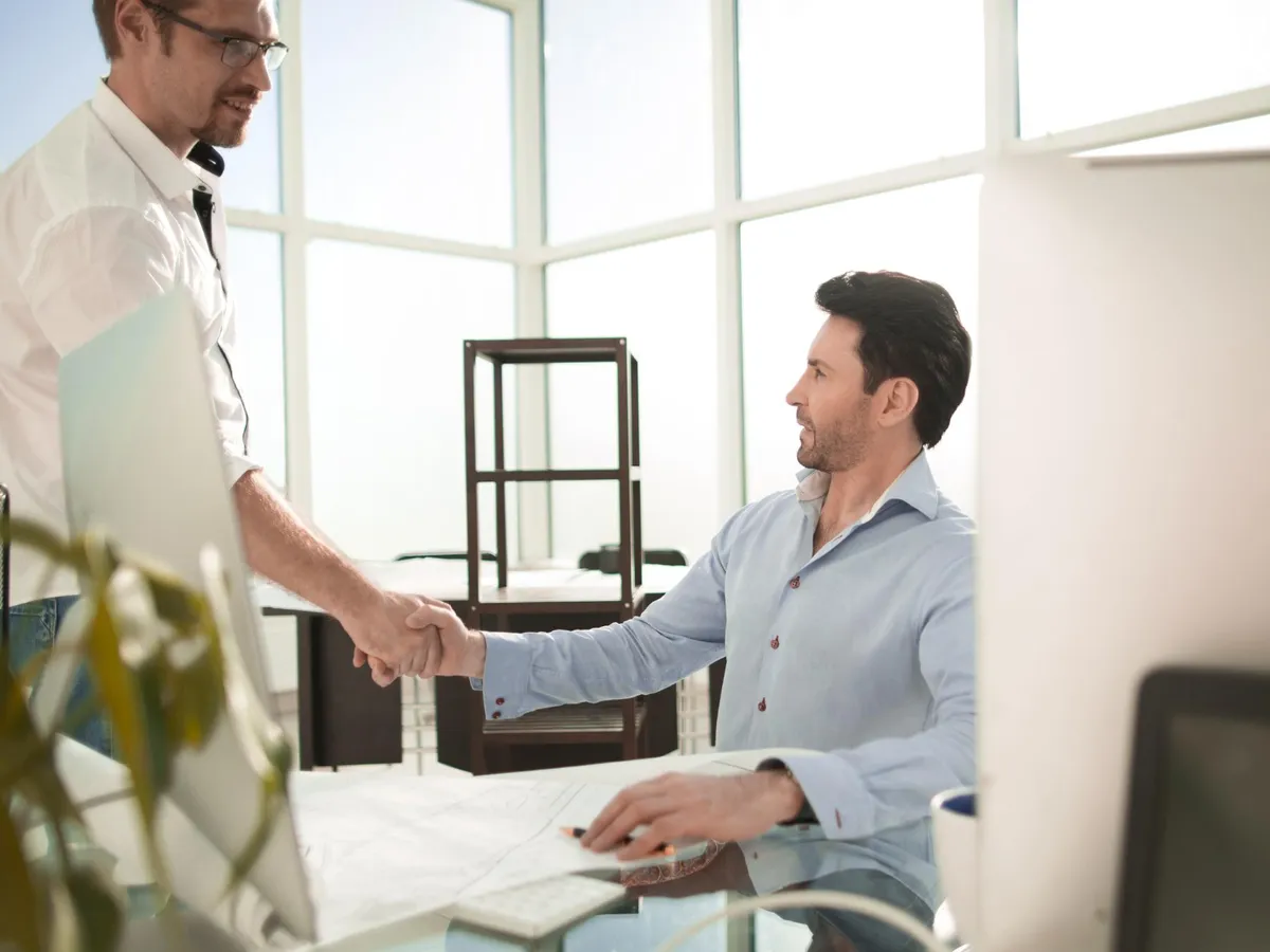 Ce beneficii ai de la angajator dacă ești dat afară? Ce pierzi dacă îți dai demisia?