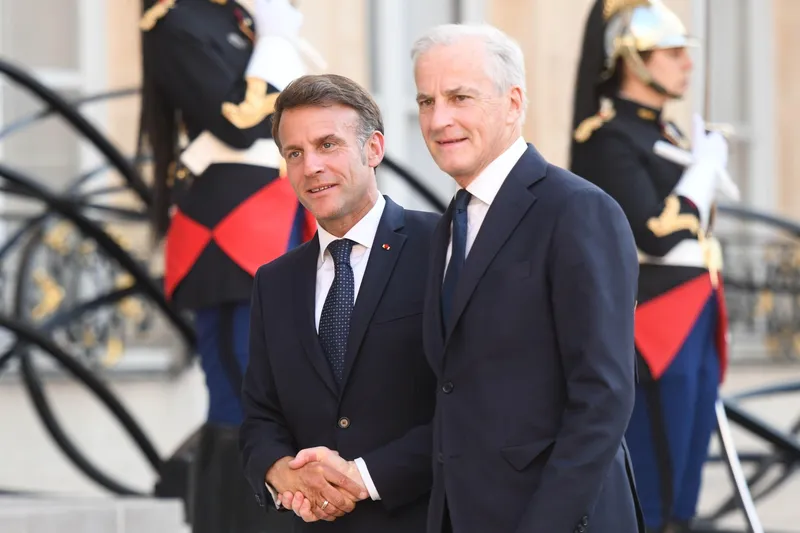 Macron și prim-ministrul norvegian, Jonas Gahr Stoere, au semnat un acord de descurajare nucleară - Foto: Profimedia Images