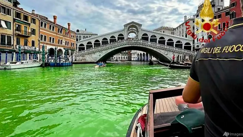Turiștii și localnicii au intrat în alertă după ce apa celebrului Canal Grande din Veneția s-a făcut verde fluorescent - Foto: Profimedia Images