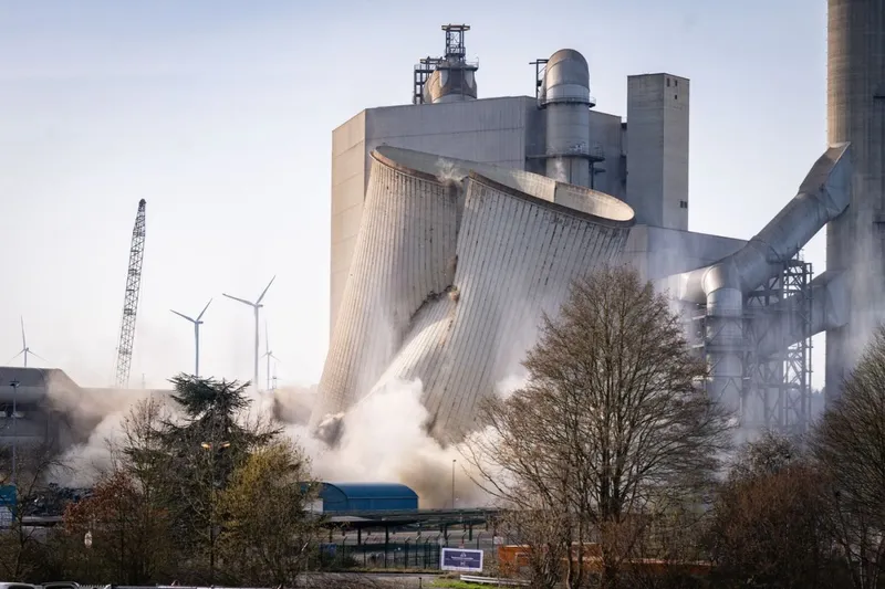 Demolarea unui turn de răcire pentru lignit, al companiei RWE, din Frimmersdorf - Foto: Profimedia Images