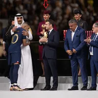 Adriana, românca aleasă să țină trofeul pentru Messi Foto: profimediaimages.ro