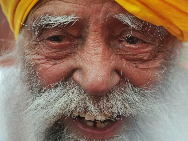Fauja Singh dă declaraţii de presă, după ce a trecut linia de sosire, în proba de 10 km din cadrul Maratonului de la Hong Kong - Foto: Profimedia Images