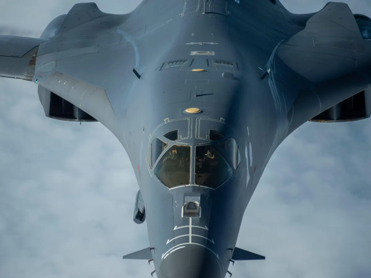 VIDEO Bombardierul B-1 al SUA a aterizat la baza britanică Fairford. Trump, către Iran:„ Urmează valul mare”