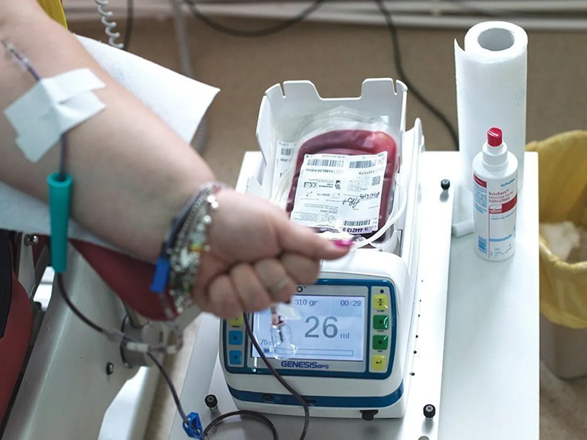EXPLOATARE  În România, se recoltează în   prezent 450 de mililitri de sânge  la 8 săptămâni. Guvernul vrea  să recolteze 700 ml la  6 săptămâni