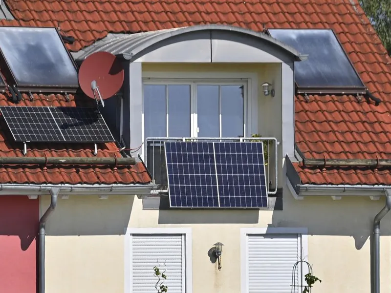 Occidentalii îşi montează mai nou centrale solare în balcon. Cum funcţionează noul sistem? - Foto: Profimedia Images