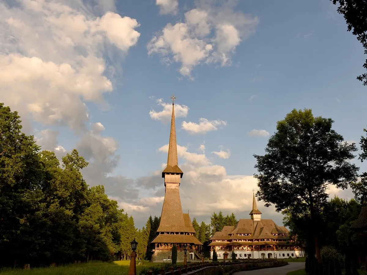 Cea mai înaltă biserică de lemn din lume se află în România