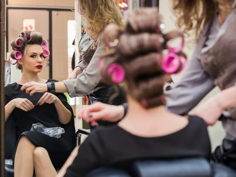 În ciuda crizei, româncele fac coadă la coafor și „mani-pedi”. Afacerile au crescut cu 19% - Foto: Freepik (Imagine cu rol iulstrativ)