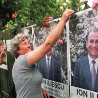 Candidații principali la prezidențialele din 1990: Ion Iliescu, Radu Câmpeanu și Ion Rațiu, așa cum apăreau în afișe de campanie