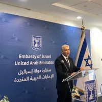 Şeful diplomaţiei israeliene Yair Lapid a inaugurat marţi în Emiratele Arabe Unite (EAU) prima ambasadă a Israelului în zona Golfului. / Foto: worldakkam.com