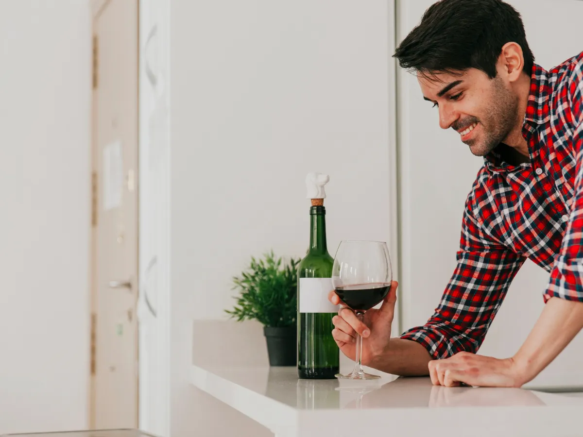 Cum să deschizi o sticlă de vin fără tirbușon. Metoda cea mai simplă cu adidasul și cu furculița