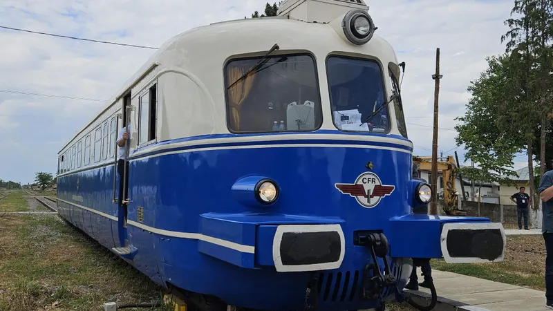 Linia București - Giurgiu, redeschisă cu un automotor Malaxa de 80 de ani. Are motor Maybach - Foto: Facebook