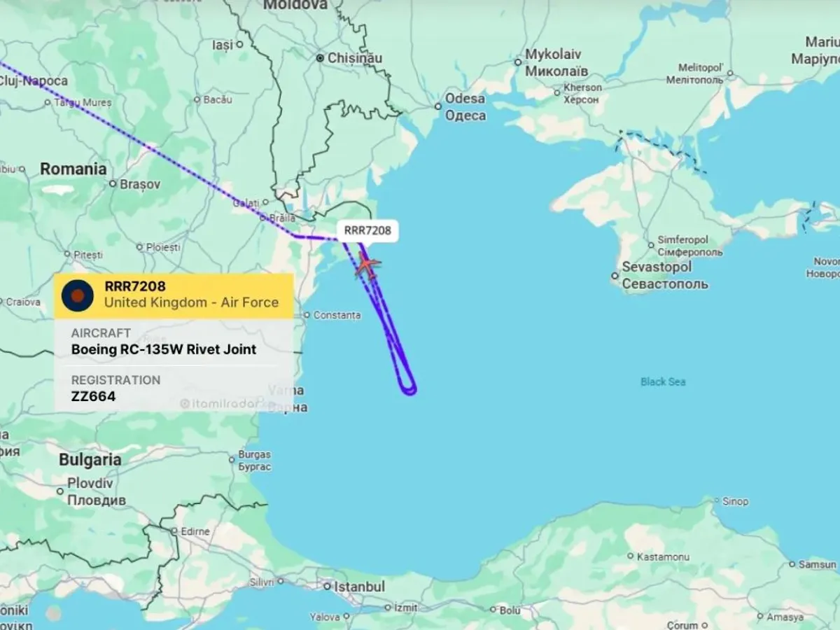 Un avion Boeing RC-135W Rivet Joint (reg. ZZ664 – c/s RRR7208) al Forțelor Aeriene Regale a efectuat o lungă misiune în lungul coastei României - Foto: ItaMilRadar