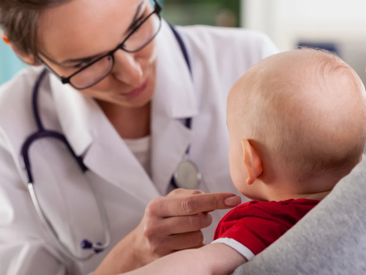 Testare esențială pentru bebeluși: România trece la screening neonatal cu 18 biomarkeri din 2026