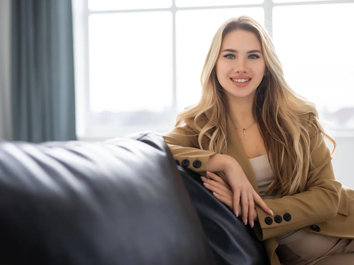 Tânără în apartament - Foto: Freepik