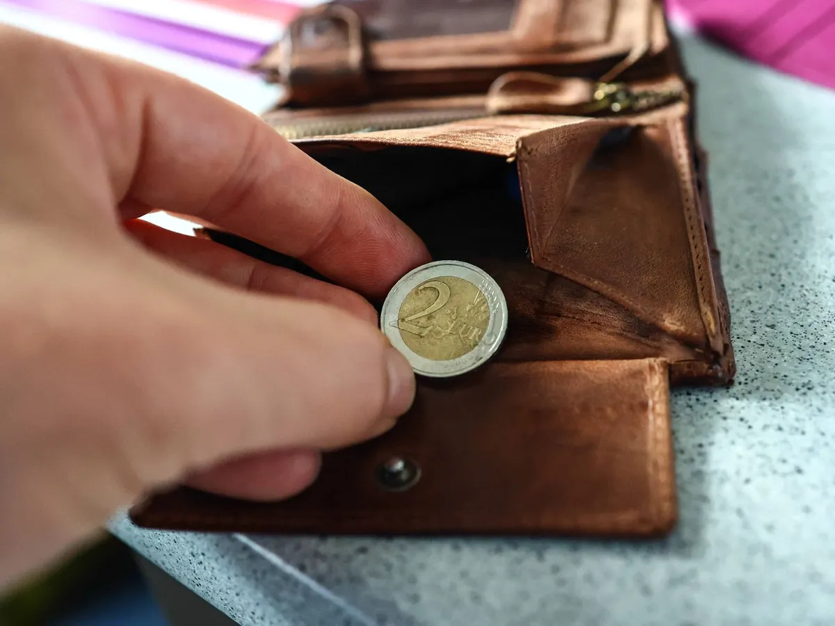 O monedă valorează cât 3 salarii medii în România. Dacă ai fost în concediu în străinătate, e posibil să o ai