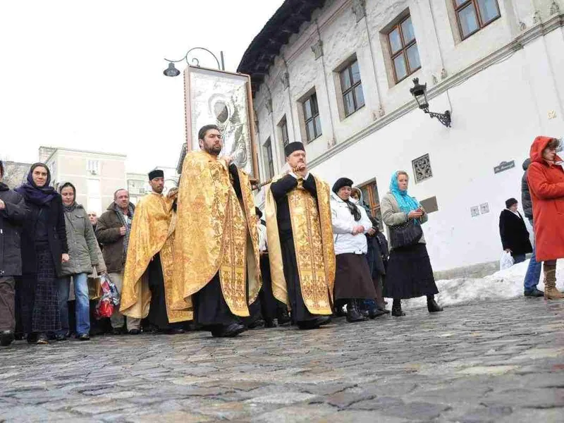 Oamenii ar trebui să stea la o distanță de doi metri unii de alții. FOTO: Facebook