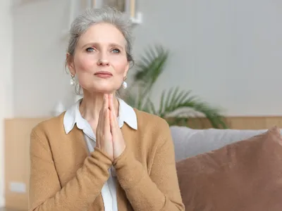 Pensionară îngrijorată la pensie - Foto: Freepik