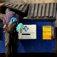 Un bărbat care este milionar, trăiește din gunoaie și cheltuie doar 5 euro pe lună. De ce face asta? - Foto: Profimedia / imagine cu rol ilustrativ
