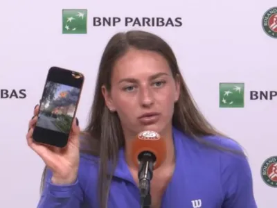 Marta Kostyuk a arătat o fotografie pe telefon la conferința de la Roland Garros: ”Asta am primit dimineață, la 08:00”