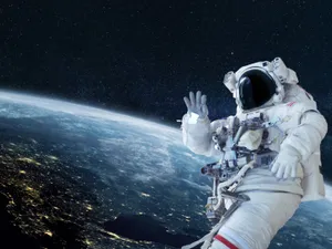O femeie de 80 de ani a rămas fără 6.000 euro după ce un astronaut a abordat-o din spațiu - Foto: Arhiva