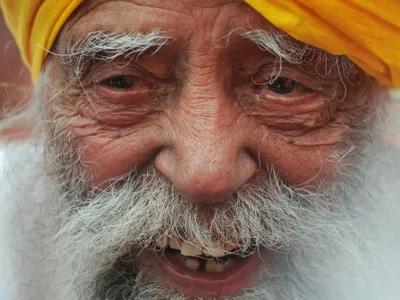 Fauja Singh dă declaraţii de presă, după ce a trecut linia de sosire, în proba de 10 km din cadrul Maratonului de la Hong Kong - Foto: Profimedia Images